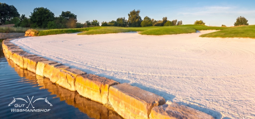 Bunker mit Natursteinmauer